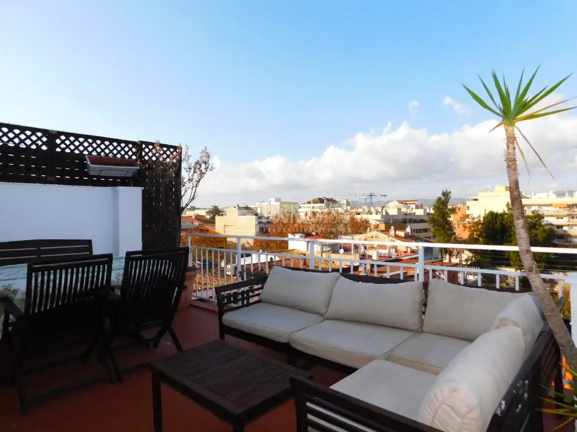 Terrasse von Dachboden zum Verkauf in Vilanova i la Geltrú mit Parkett, Terrasse und Möbliert