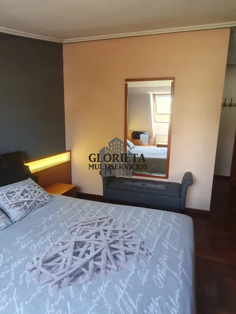 Schlafzimmer von Dachboden zum Verkauf in Vigo  mit Klimaanlage, Heizung und Parkett