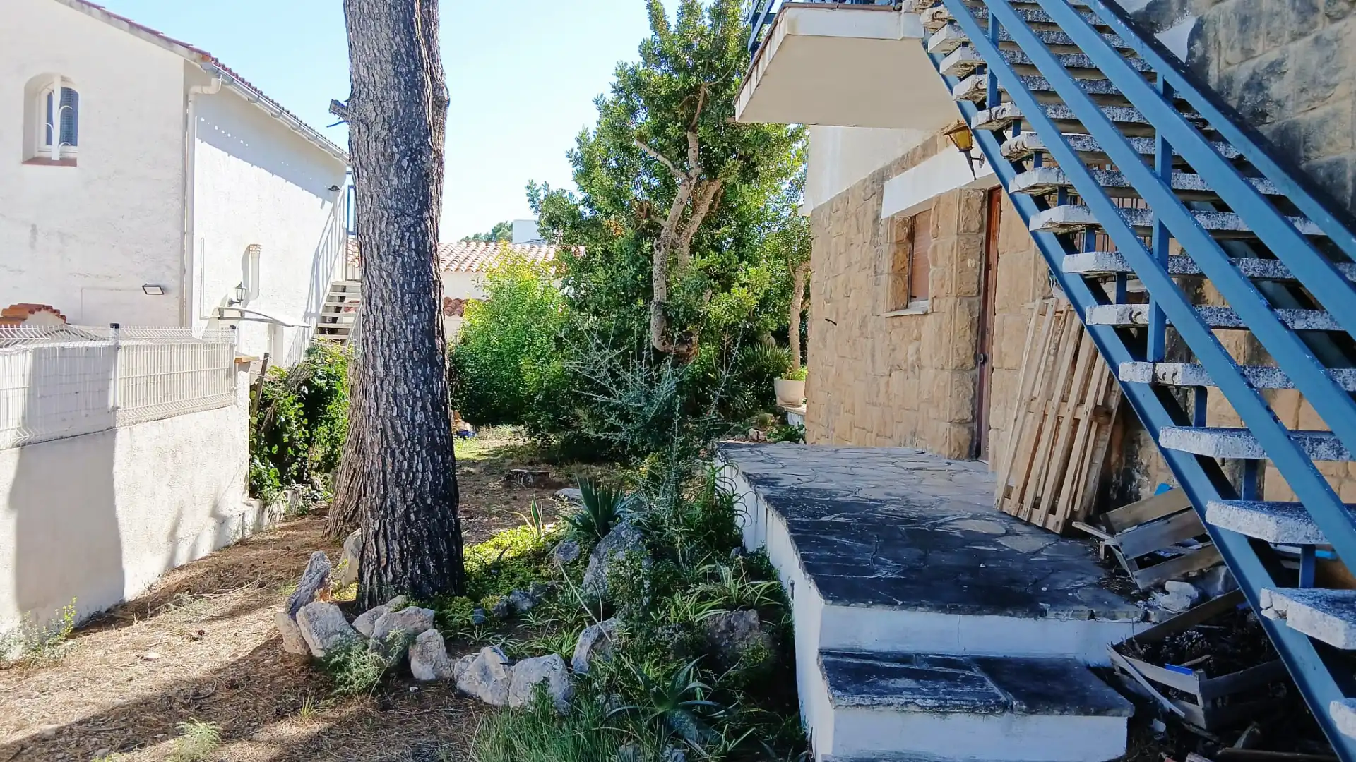 Vista exterior de Casa adosada en venda en Roda de Berà amb Jardí privat i Terrassa