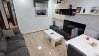 Sala d'estar de Casa adosada en venda en Mataró amb Terrassa