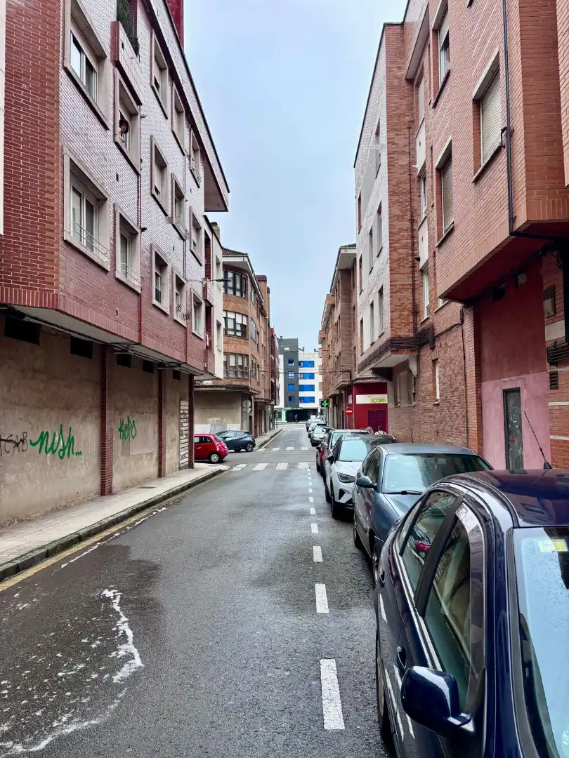 Außenansicht von Maisonette zum Verkauf in Gijón  mit Heizung, Parkett und Abstellraum