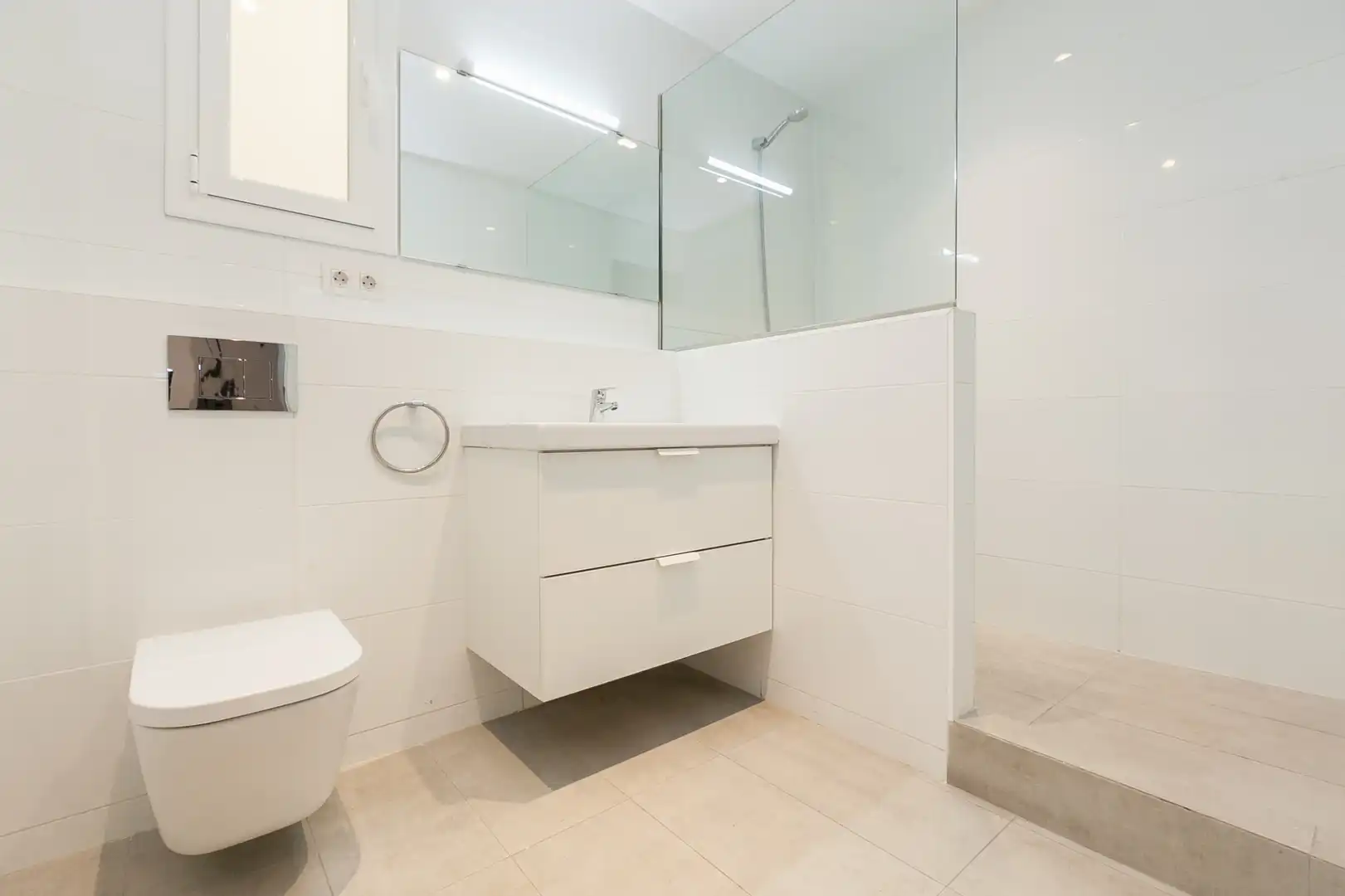 Baño de Piso de alquiler en Barcelona con Aire acondicionado, Calefacción y Amueblado