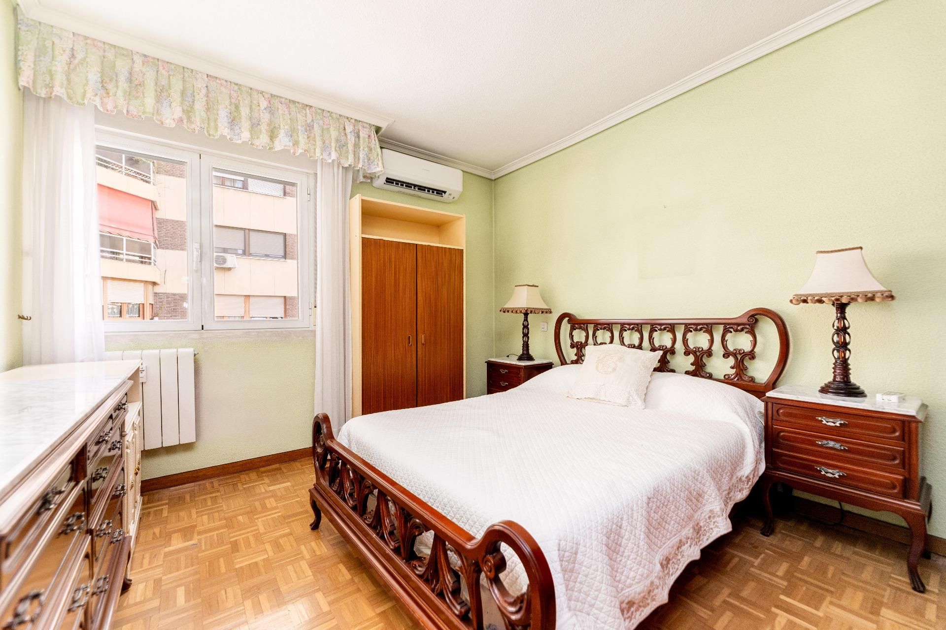 Bedroom of Flat for sale in  Madrid Capital  with Air Conditioner, Heating and Private garden