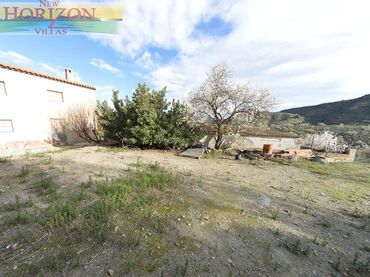 Country house with garden for sale in Lubrín