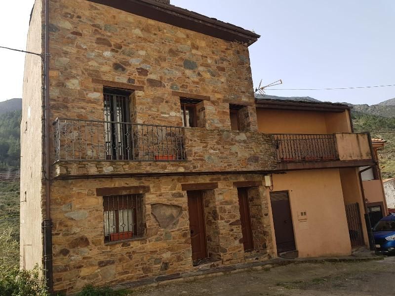 Vista exterior de Casa o xalet en venda en Casares de las Hurdes amb Jardí privat i Moblat