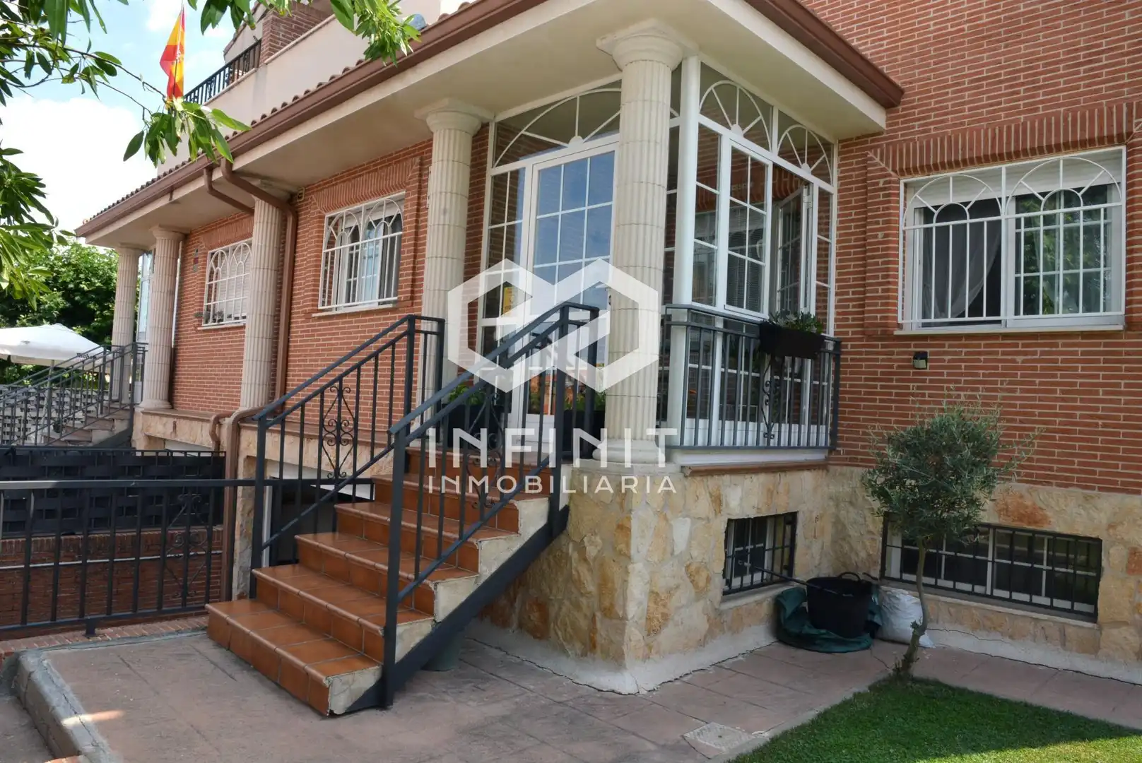 Vista exterior de Casa adosada en venda en Torrejón del Rey amb Calefacció, Jardí privat i Terrassa