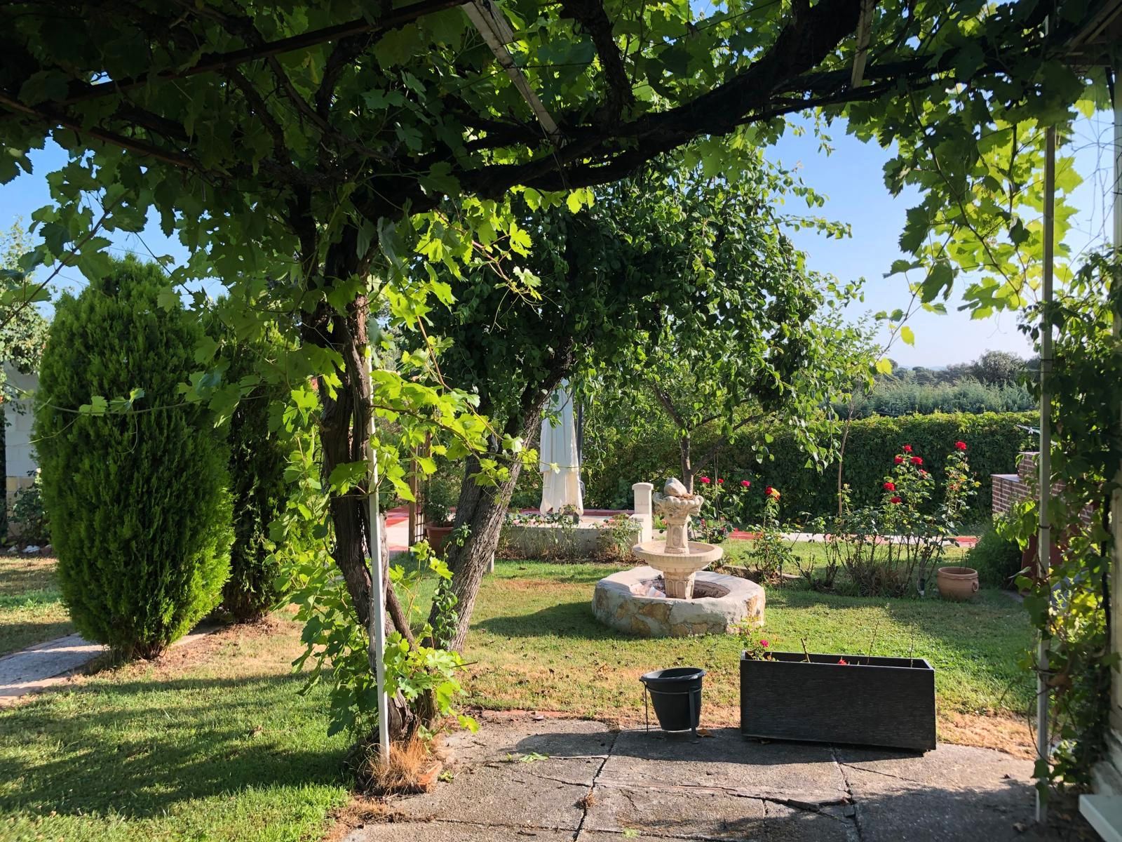 Jardí de Casa o xalet en venda en Hormigos amb Calefacció, Terrassa i Moblat