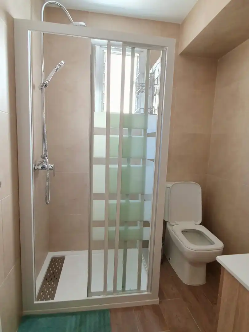 Baño de Piso de alquiler en Valencia con Aire acondicionado, Parquet y Amueblado