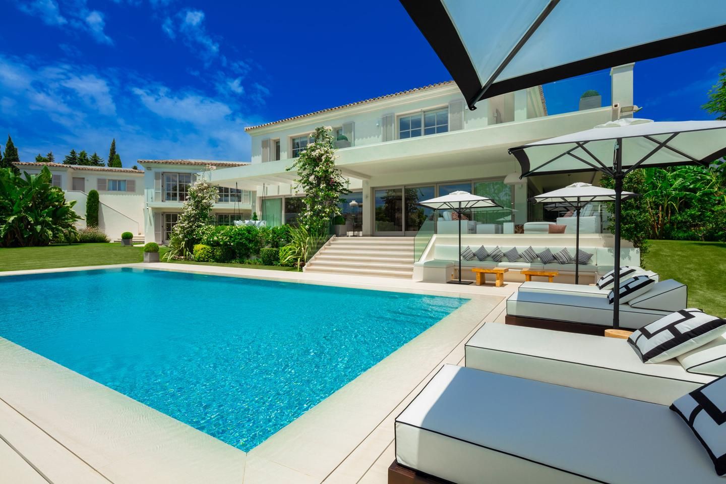 Piscina de Casa o chalet en venta en Marbella con Aire acondicionado, Calefacción y Jardín privado