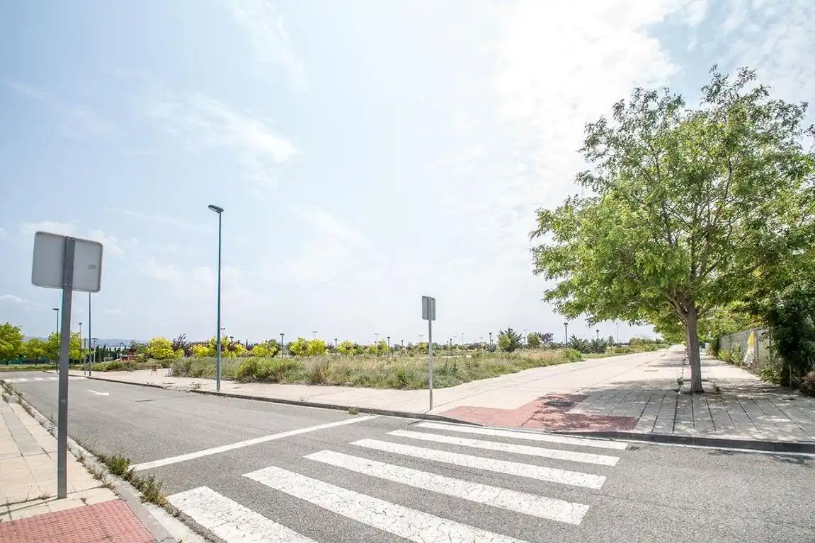 Wohnbaugrundstück zum Verkauf in Calle José María Azcona, imagen 8