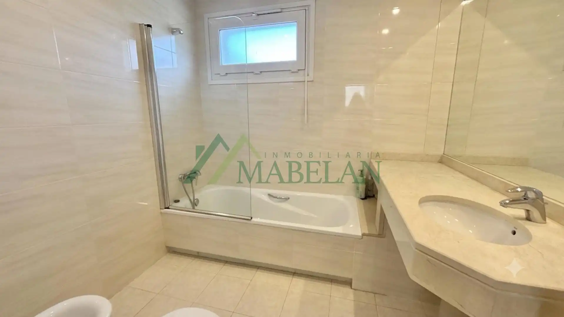 Badezimmer von Einfamilien-Reihenhaus zur Miete in Madrid mit Klimaanlage, Privatgarten und Terrasse