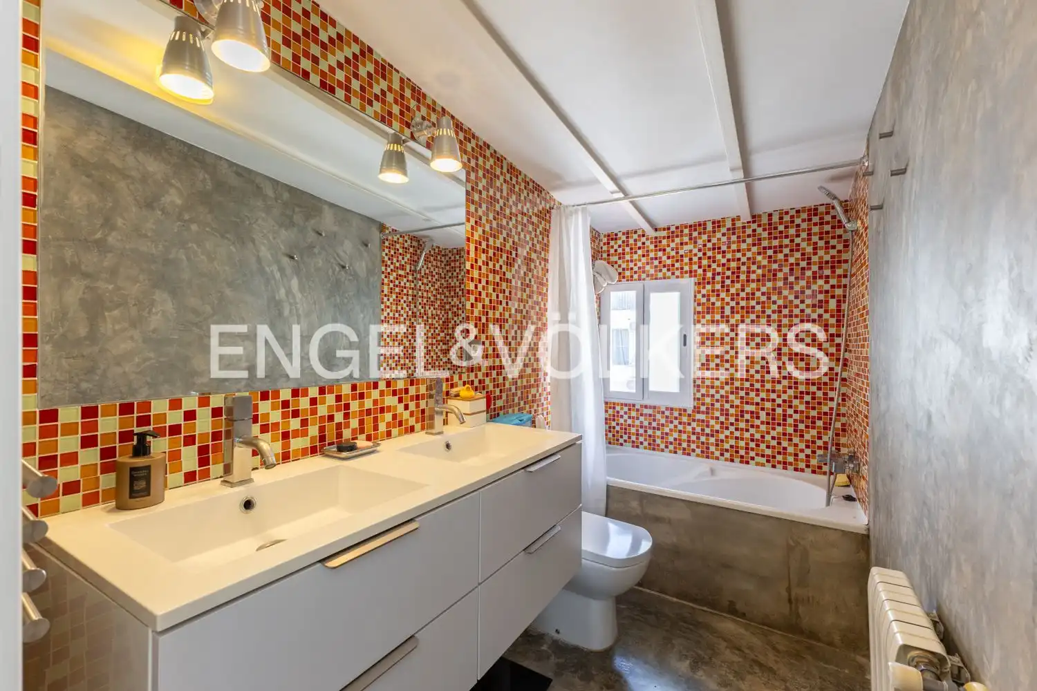 Badezimmer von Dachboden zum Verkauf in Valencia mit Heizung und Balkon