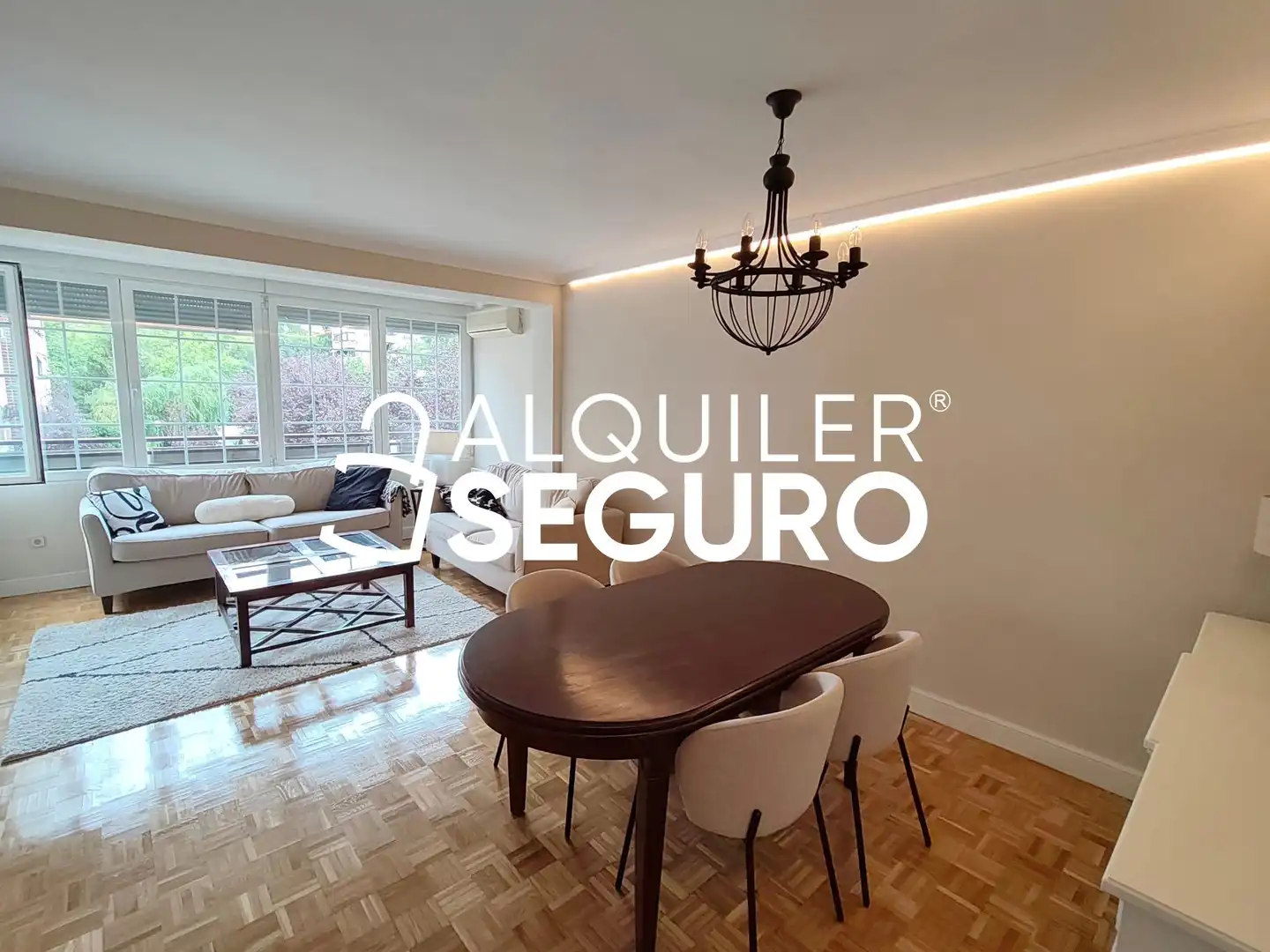 Sala d'estar de Pis de lloguer en Madrid amb Calefacció, Piscina i Moblat