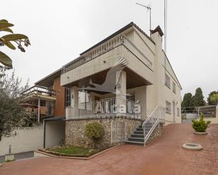 Vista exterior de Casa adosada en venda en Valdeavero amb Calefacció, Jardí privat i Terrassa