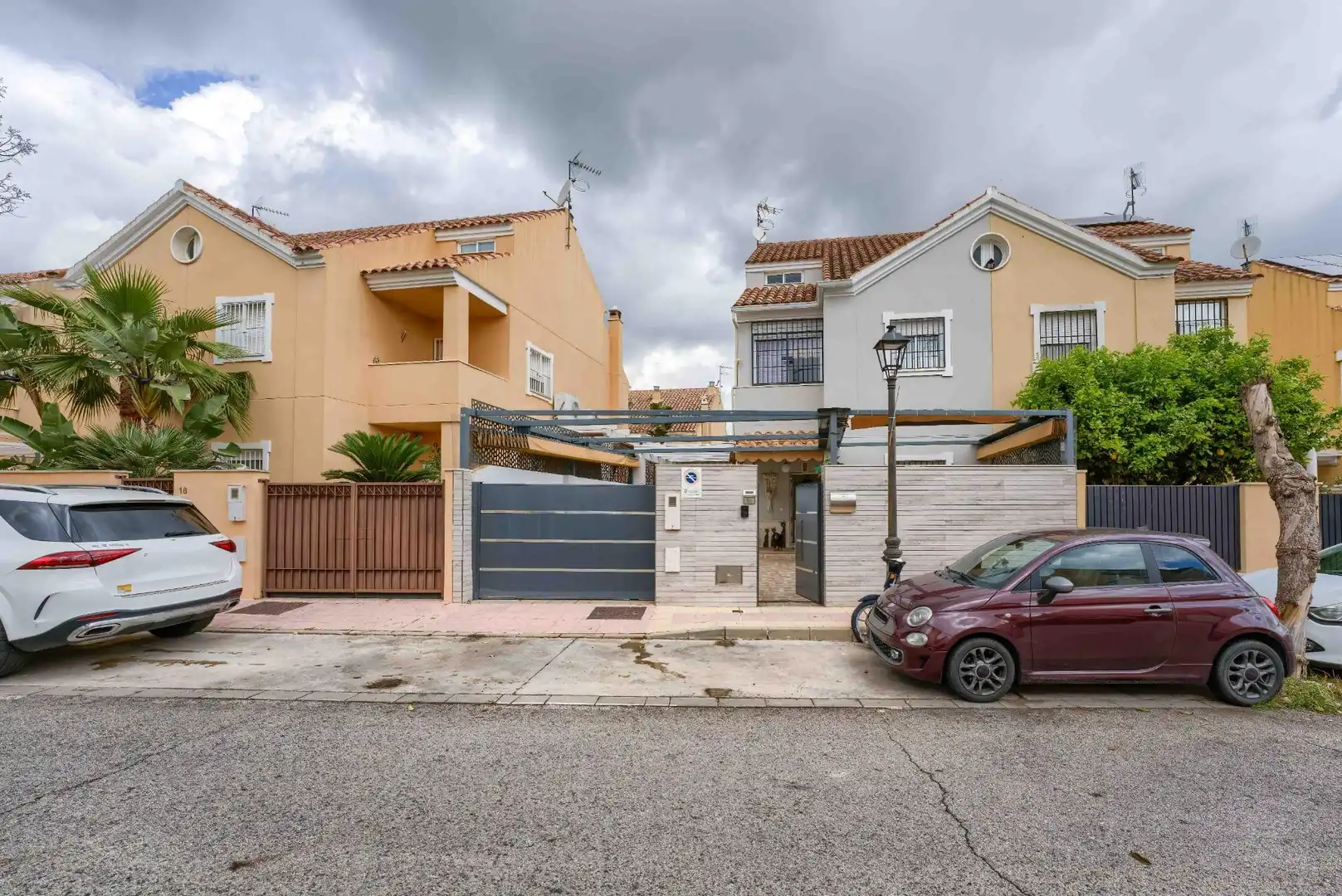 Vista exterior de Casa adosada en venta en Espartinas con Aire acondicionado, Parquet y Terraza