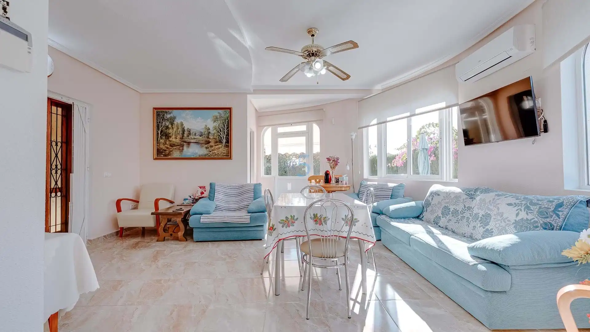 Espacioso chalet independiente de 3 dormitorios y 2 baños con orientación sur en una gran parcela, en Playa Flamenca, con piscina, imatge 2
