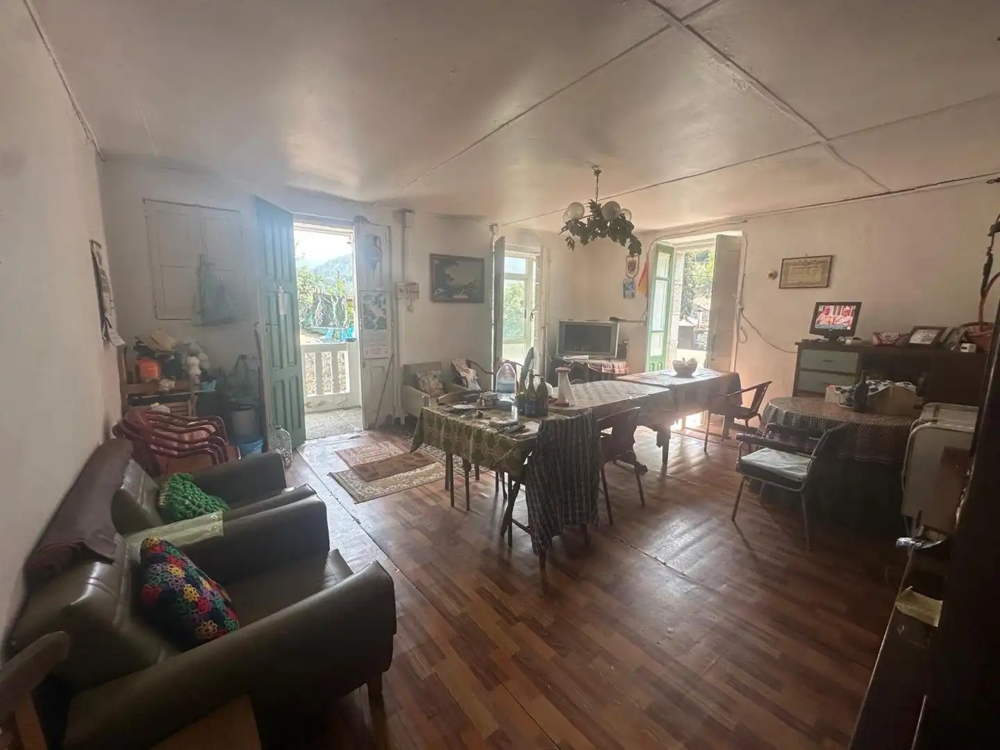 Sala d'estar de Casa adosada en venda en A Arnoia amb Moblat i Balcó