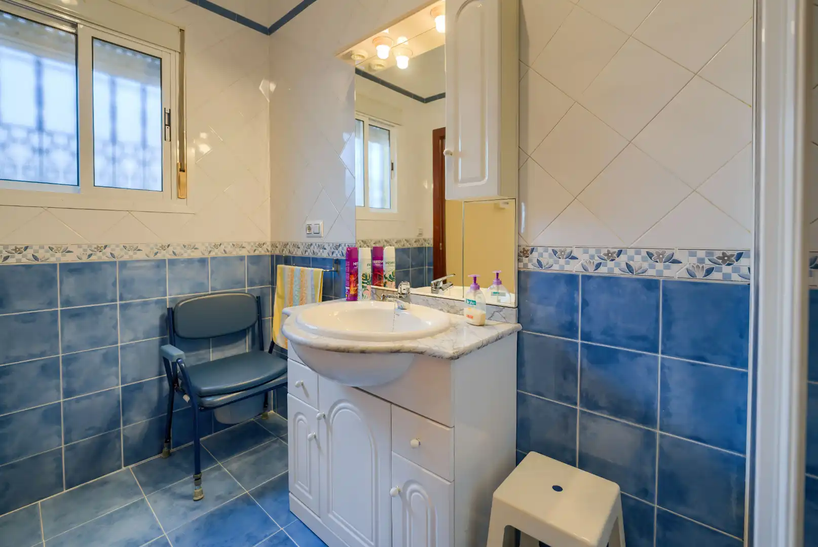 Baño de Casa adosada en venta en Mairena del Aljarafe con Aire acondicionado, Calefacción y Jardín privado