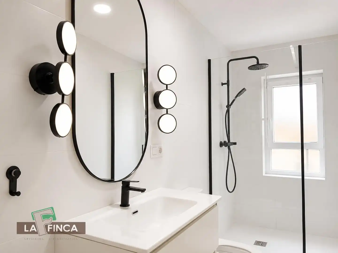 Bathroom of Flat for sale in Oviedo   with Heating and Furnished
