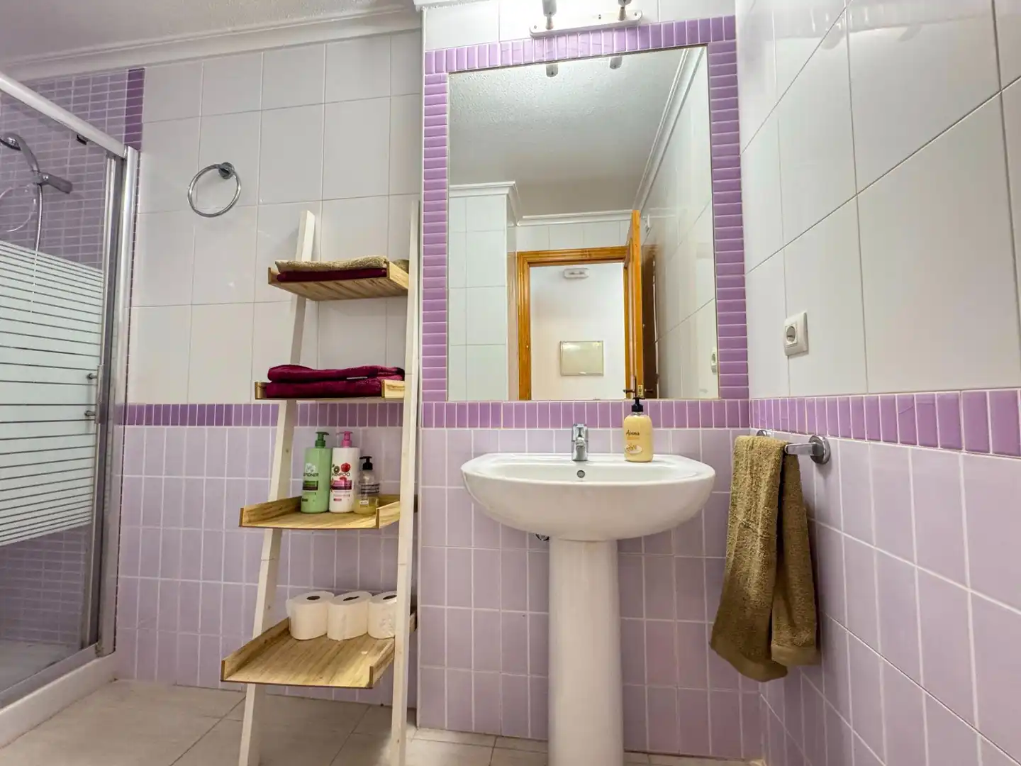 Baño de Apartamento de alquiler en Orihuela con Aire acondicionado, Calefacción y Jardín privado