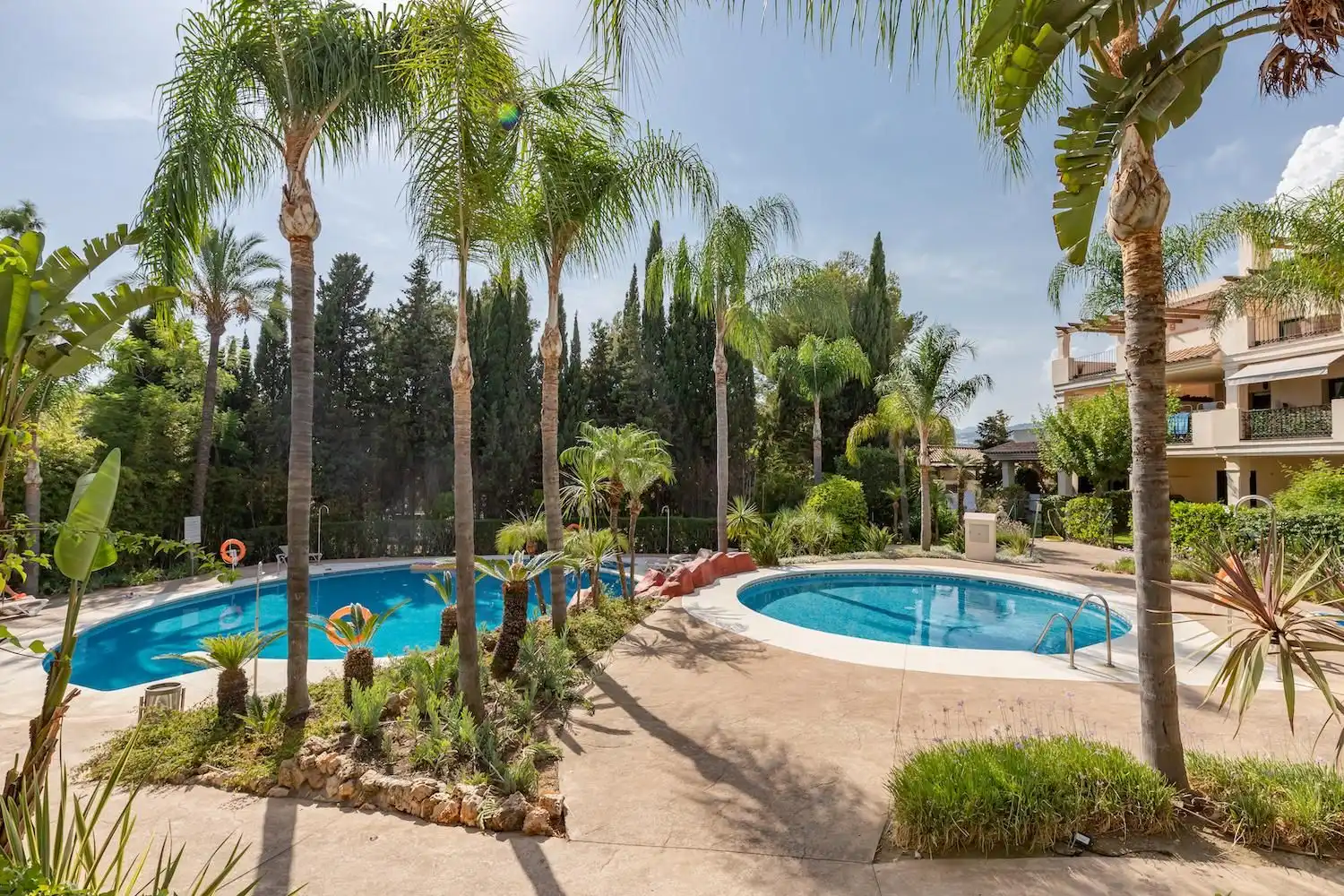 Swimming pool of Flat for sale in Marbella  with Air Conditioner, Heating and Terrace