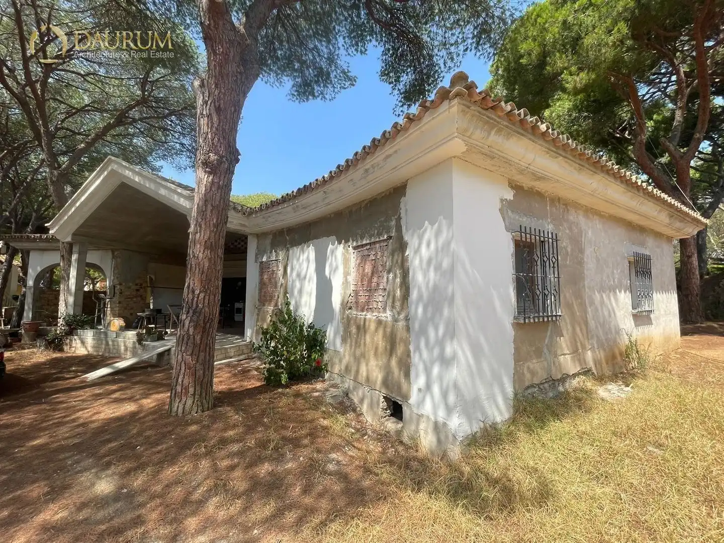 Vista exterior de Casa o xalet en venda en Marbella amb Aire condicionat i Jardí privat