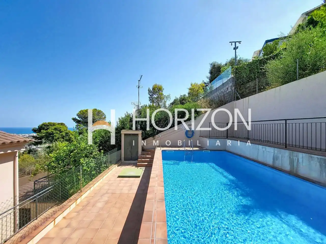 Casa aparellada amb piscina en venda a Avenida Inglaterra