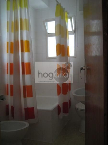 Bathroom of Flat to rent in  Sevilla Capital  with Terrace and Furnished