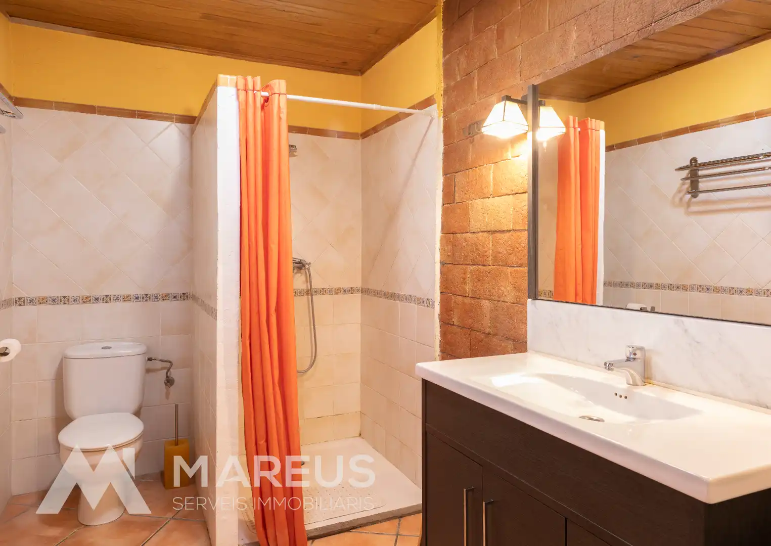 Baño de Casa adosada en venta en Torrelavit con Calefacción