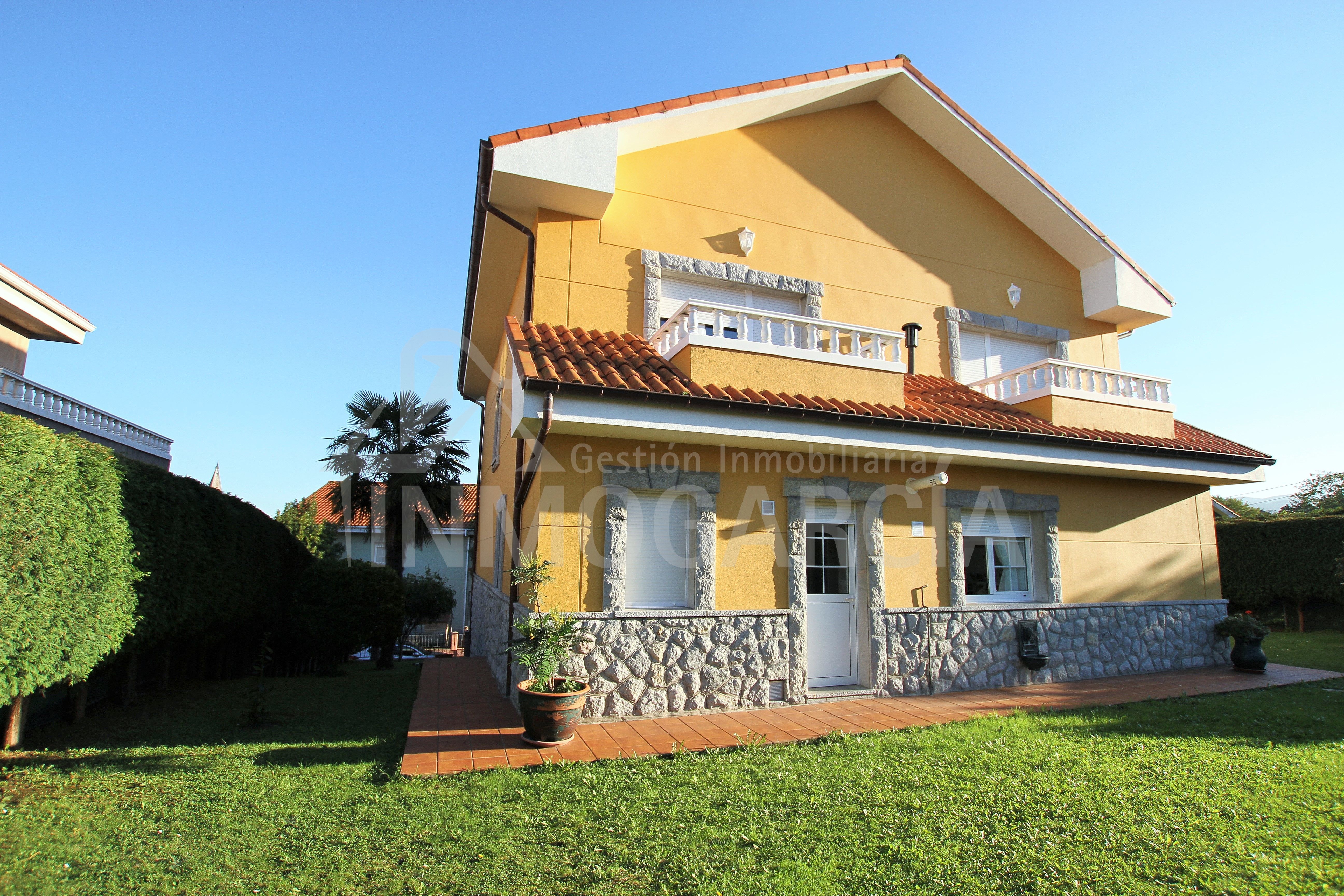 Vista exterior de Casa o xalet en venda en Avilés amb Calefacció, Jardí privat i Parquet
