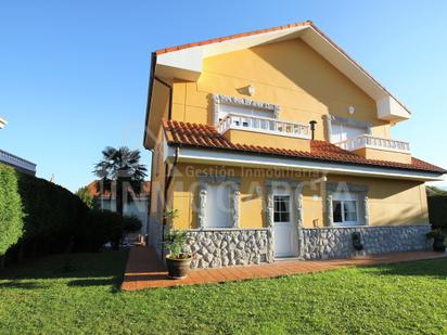 Vista exterior de Casa o xalet en venda en Avilés amb Calefacció, Jardí privat i Parquet