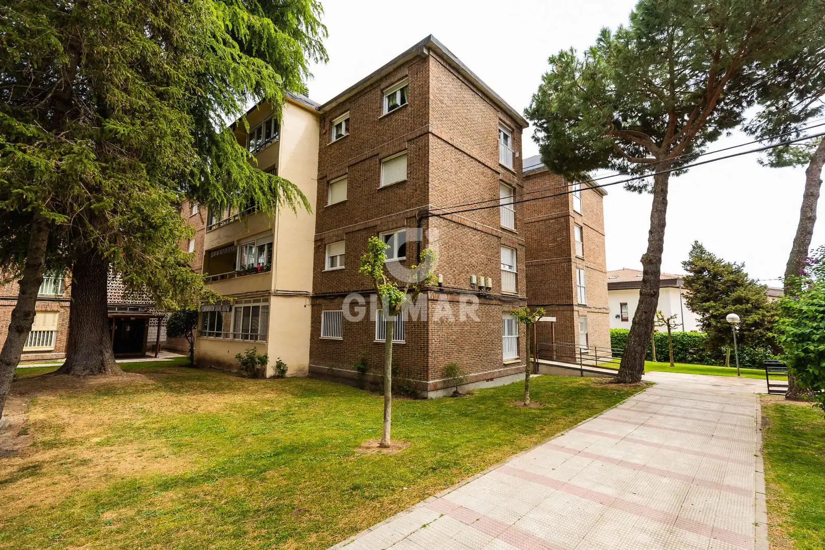 Vista exterior de Piso en venta en Guadarrama con Calefacción, Jardín privado y Piscina
