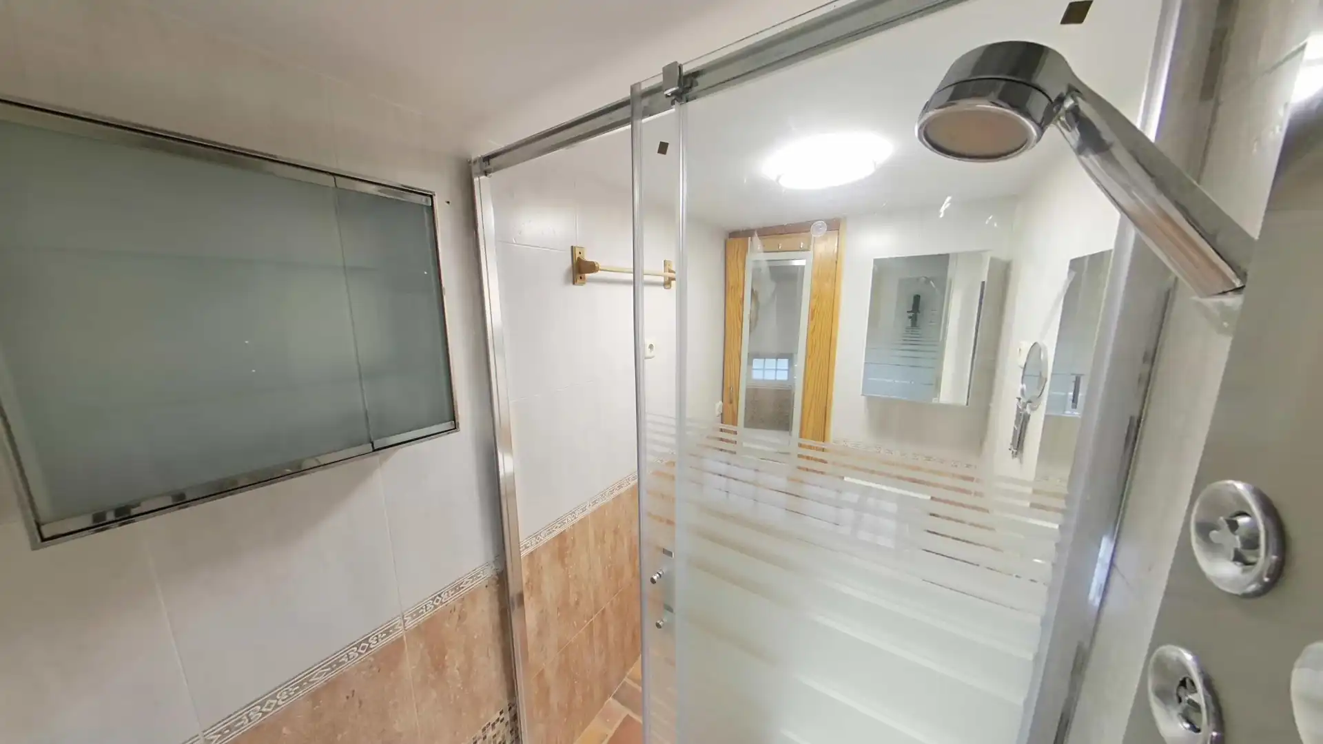 Bany de Pis de lloguer en  Madrid Capital amb Aire condicionat, Calefacció i Moblat