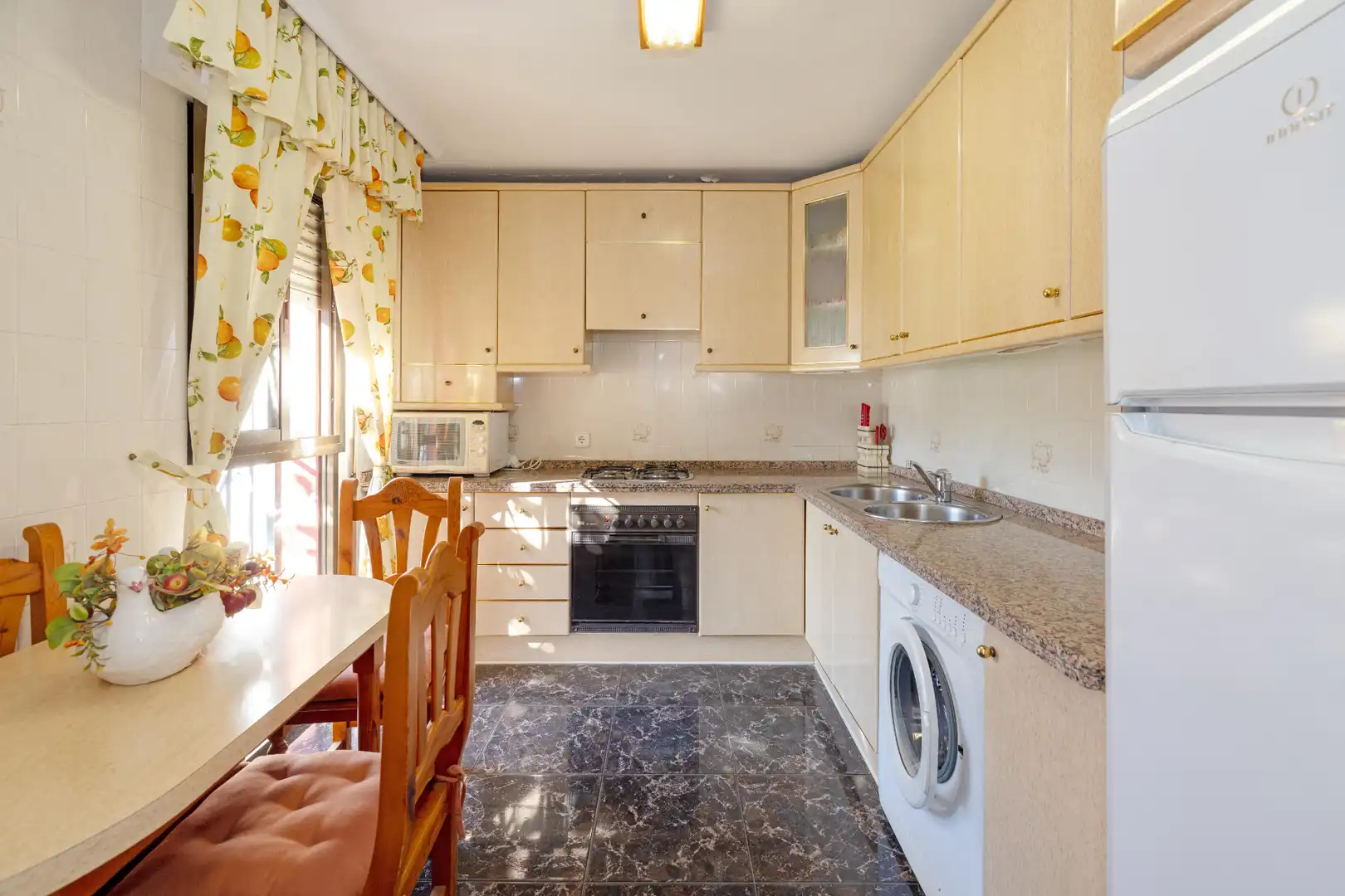 Cuina de Casa adosada en venda en Marbella amb Jardí privat, Terrassa i Traster