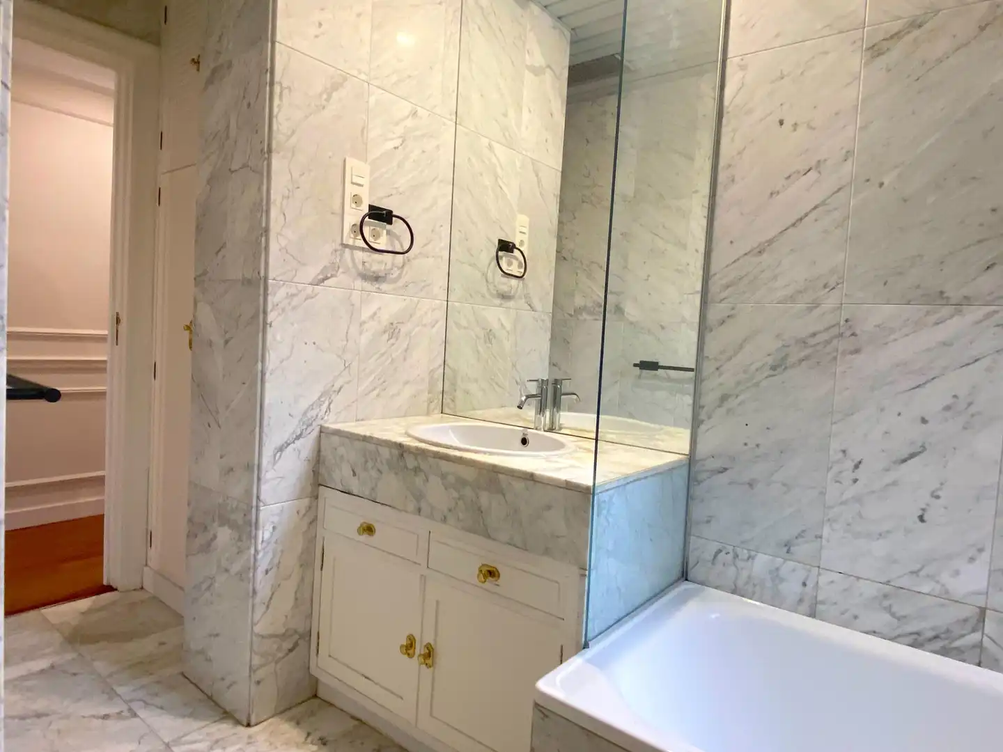 Badezimmer von Wohnung zur Miete in Granada mit Klimaanlage und Heizung