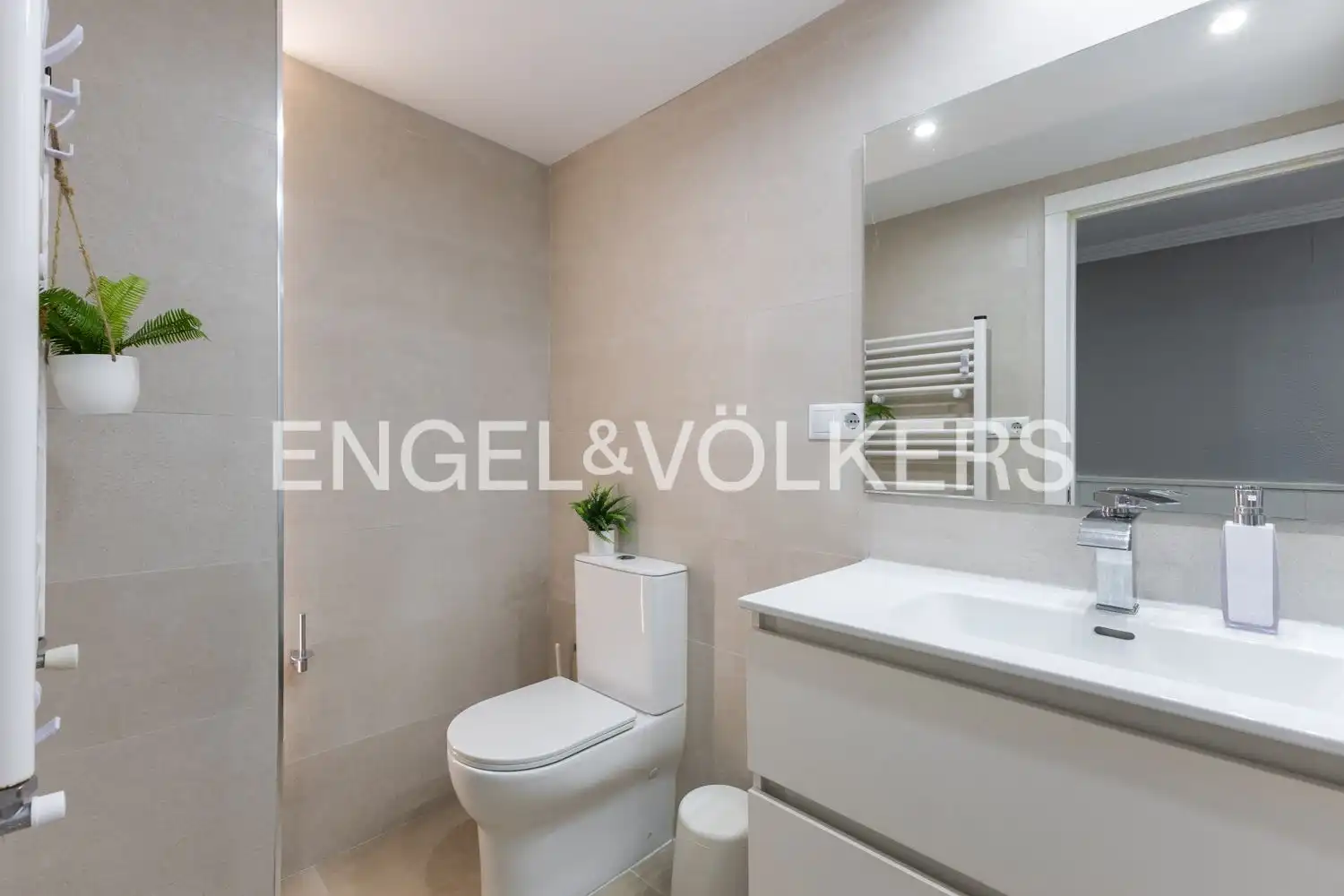Badezimmer von Wohnung zum Verkauf in Valencia mit Klimaanlage, Heizung und Parkett