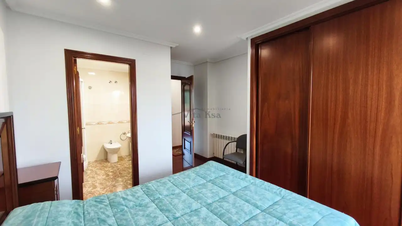 Dormitori de Pis de lloguer en Ourense Capital  amb Calefacció, Parquet i Terrassa