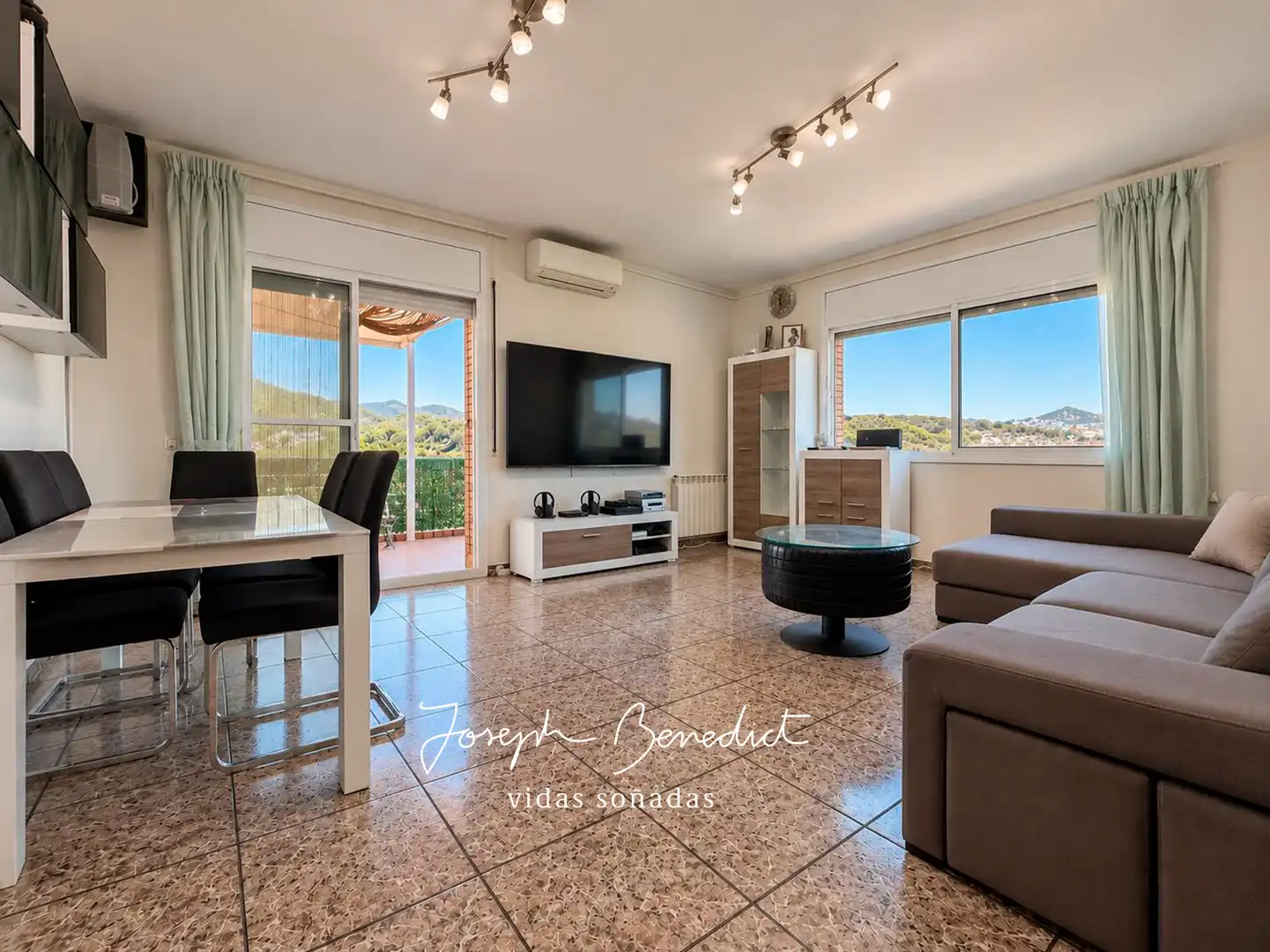 Sala d'estar de Casa o xalet en venda en Sant Vicenç Dels Horts amb Aire condicionat, Calefacció i Jardí privat