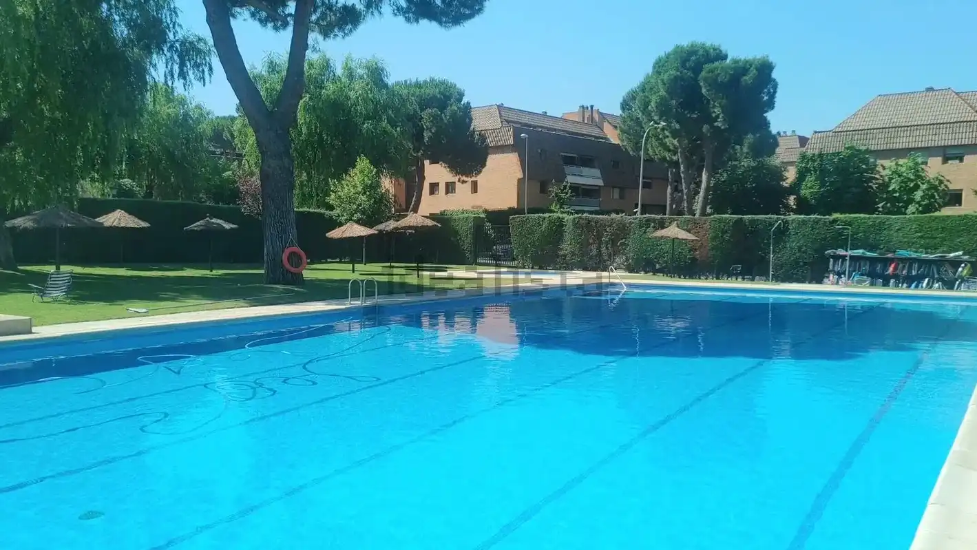 Schwimmbecken von Wohnung zur Miete in Majadahonda mit Klimaanlage, Heizung und Parkett