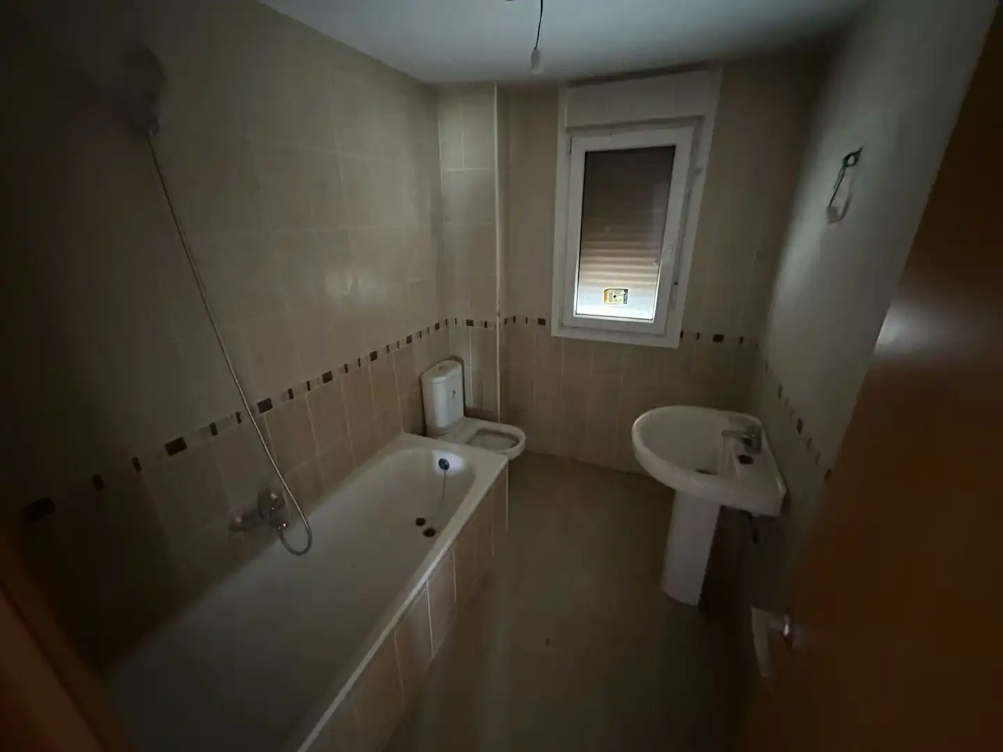 Badezimmer von Einfamilien-Reihenhaus zum Verkauf in Villariezo mit Privatgarten