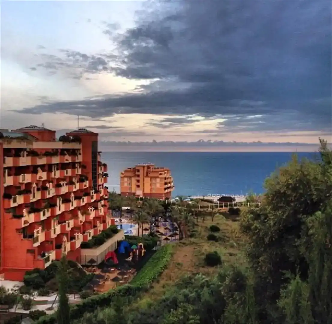 Vista exterior de Casa o xalet en venda en Benalmádena amb Aire condicionat i Piscina