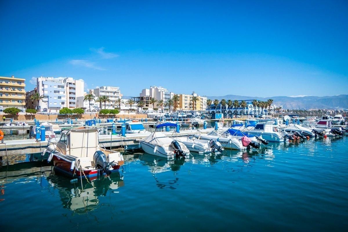 Vista exterior de Pis en venda en Roquetas de Mar amb Terrassa