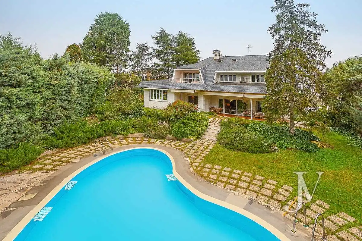 Piscina de Casa o xalet en venda en Madrid amb Aire condicionat, Calefacció i Jardí privat