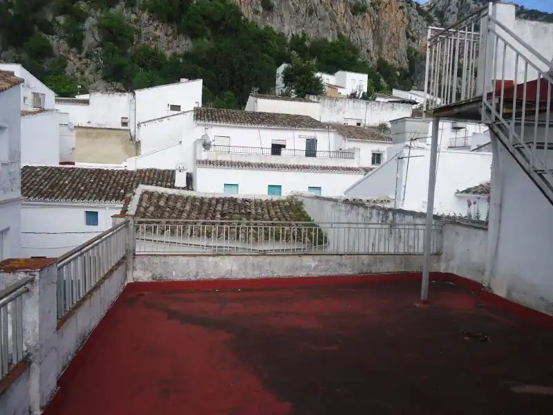 Vista exterior de Casa o xalet en venda en Ubrique amb Terrassa i Traster