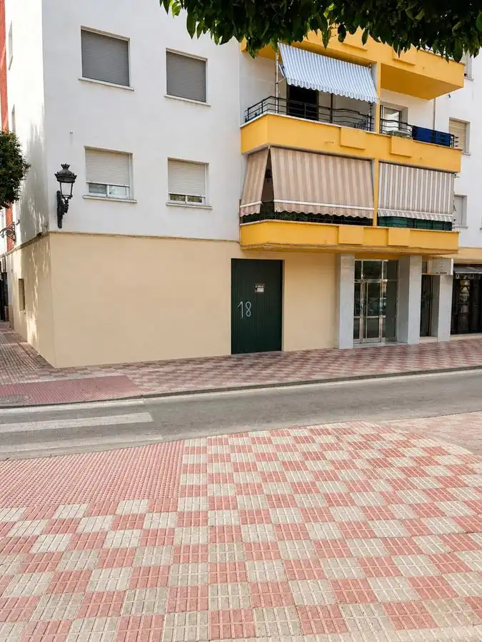 Vista exterior de Local de lloguer en Estepona