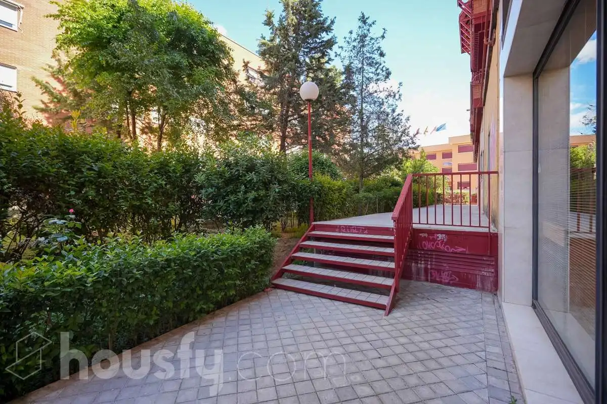 Vista exterior de Local en venta en Madrid con Aire acondicionado