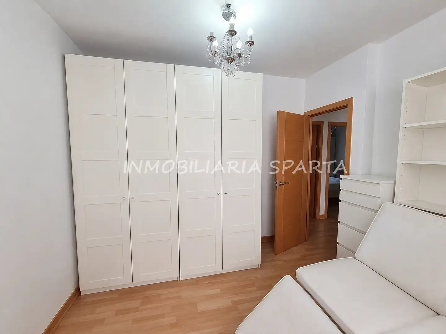 Dormitori de Casa adosada en venda en Santiponce amb Aire condicionat, Parquet i Terrassa