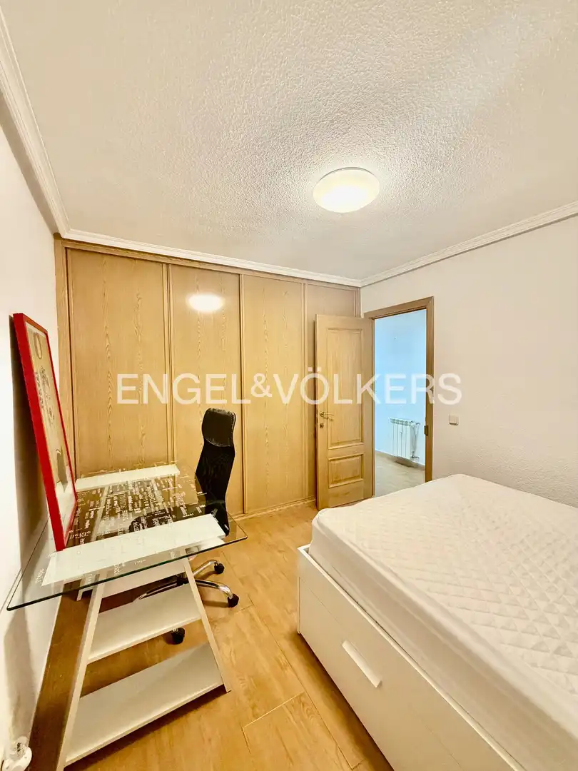 Schlafzimmer von Wohnung zur Miete in Madrid mit Heizung, Parkett und Möbliert