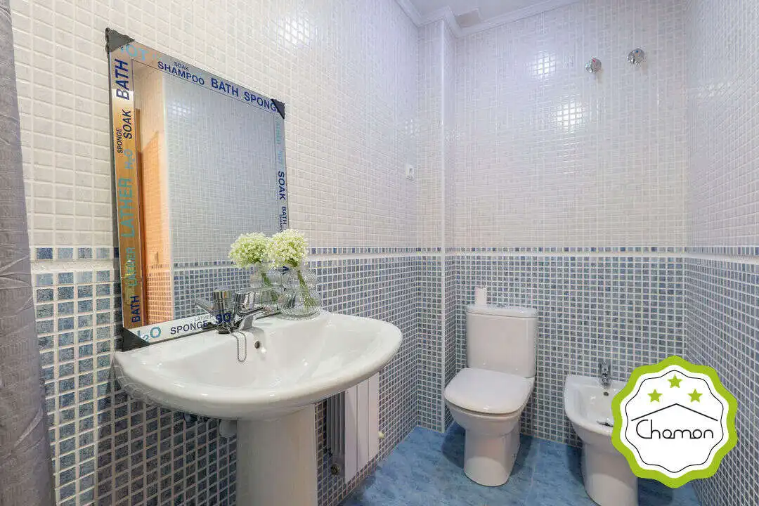 Badezimmer von Einfamilien-Reihenhaus zum Verkauf in Barakaldo  mit Heizung, Privatgarten und Terrasse