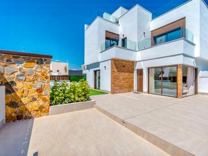 Vista exterior de Casa adosada en venda en Benijófar amb Aire condicionat, Jardí privat i Terrassa